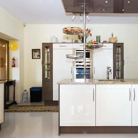 Carvoeiro Sleeps 6 Air Con Wifi Villa *